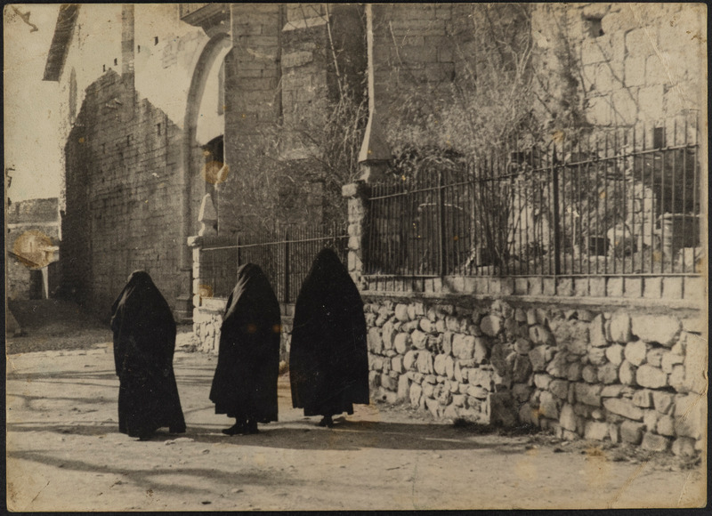 Religioses davant l’església Santa Maria